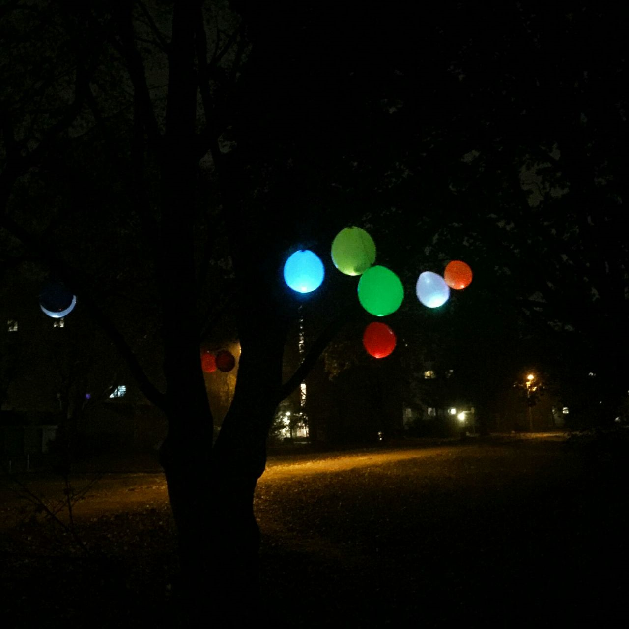 Leuchtende Ballon im Dunkeln